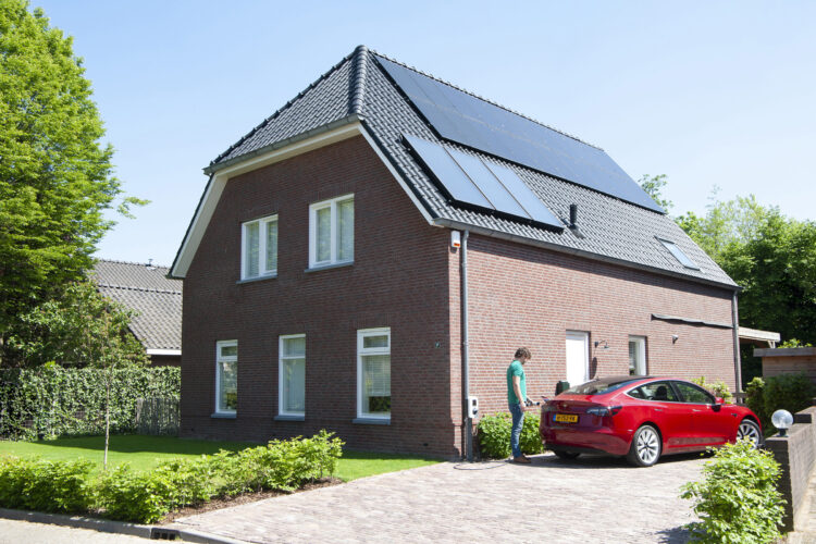 zonnepanelen, laadpaal en elektrische auto bij een woning