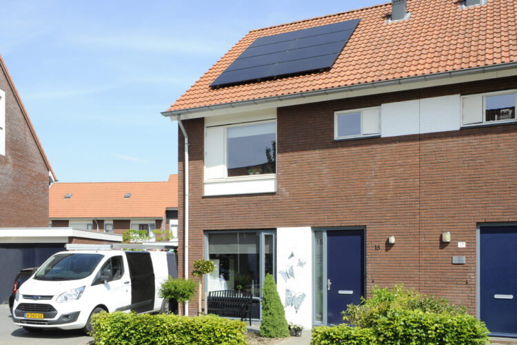 Woning met panelen en servicebus