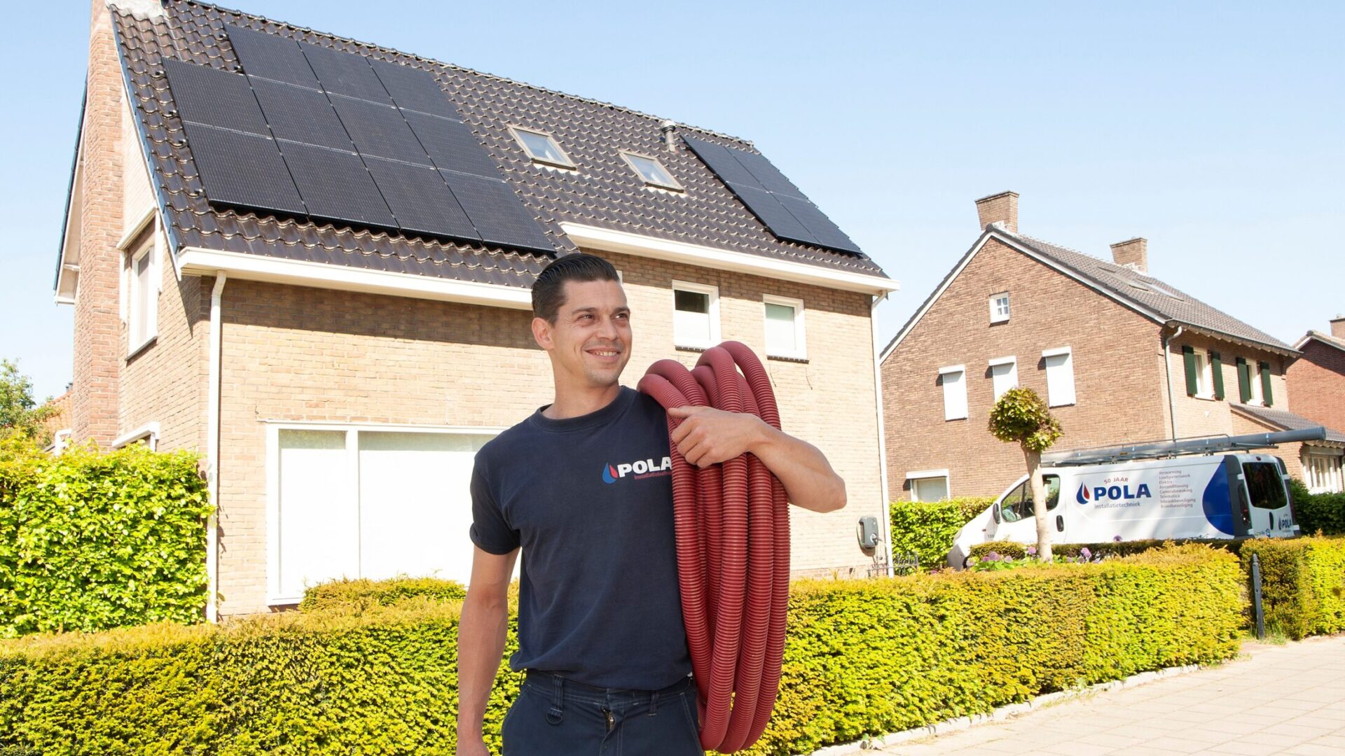 monteur bij zonnepanelen installatie pola