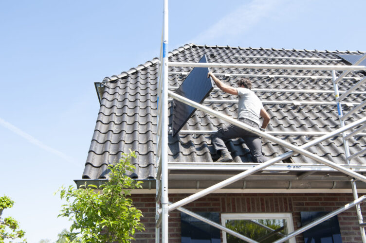 Monteur die panelen plaatst