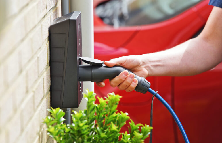 laadpaal aan muur woning voor elektrische auto
