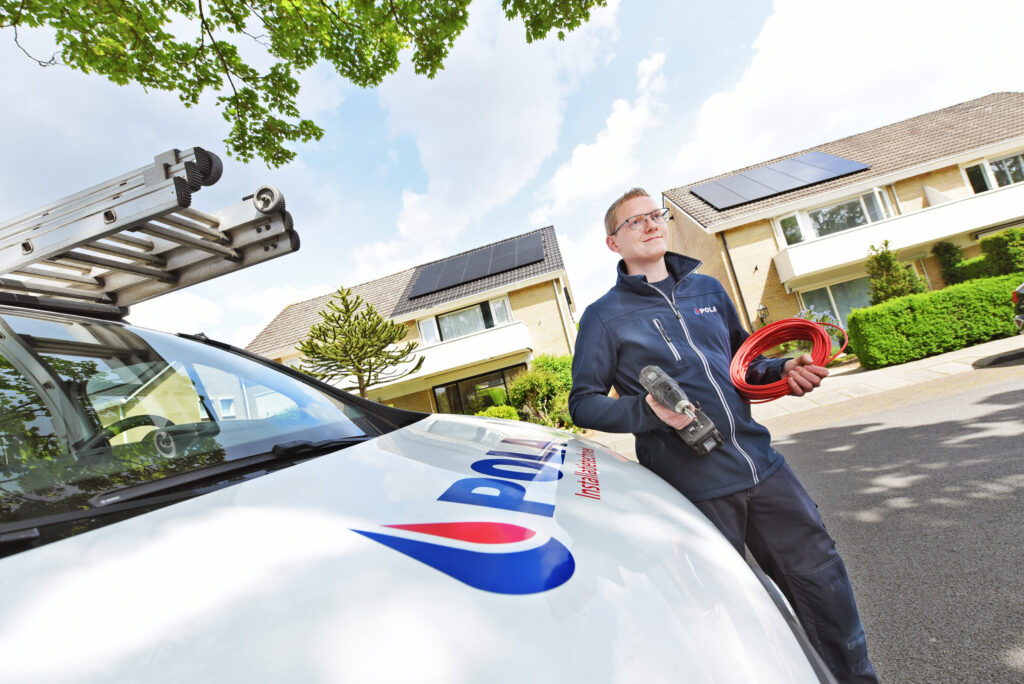pola installatietechiek monteur bij bus