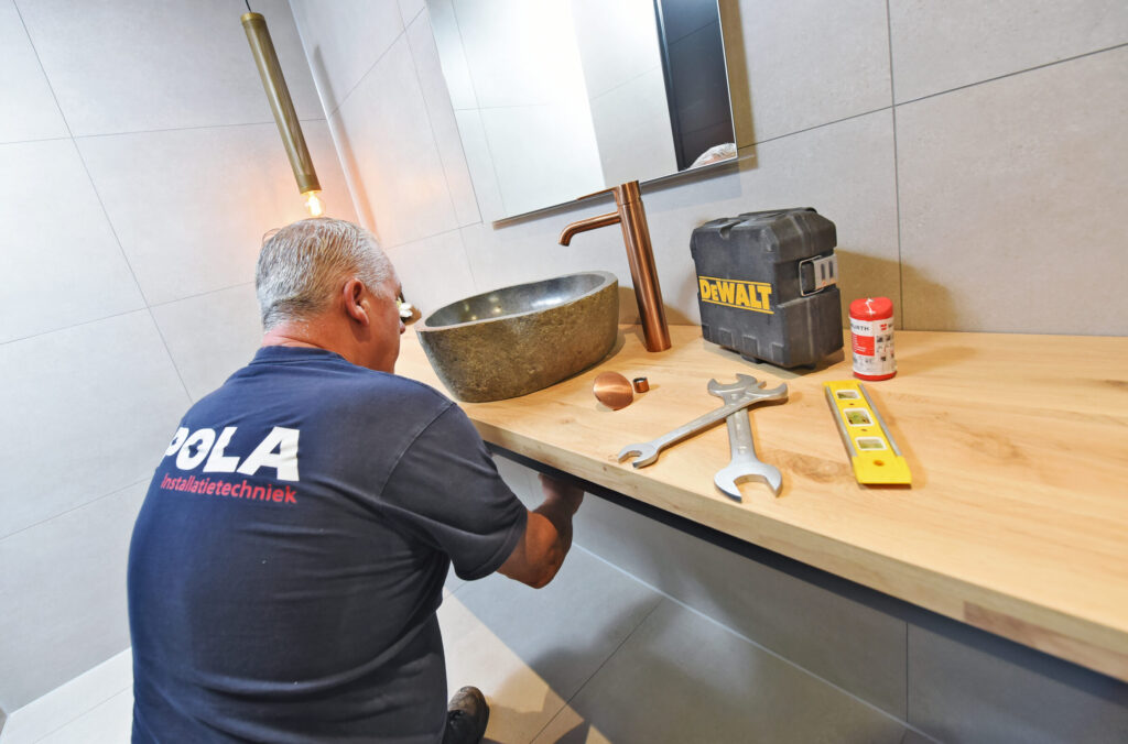 loodgieter in badkamer sanitair