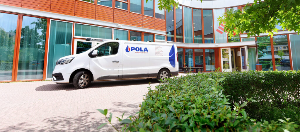 pola zakelijke oplossingen projecten bus bij gebouw