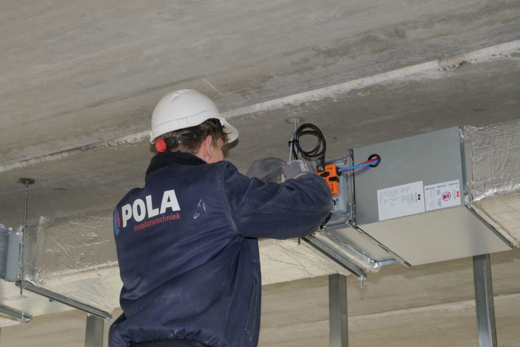 zakelijke oplossingen van pola monteur industrie