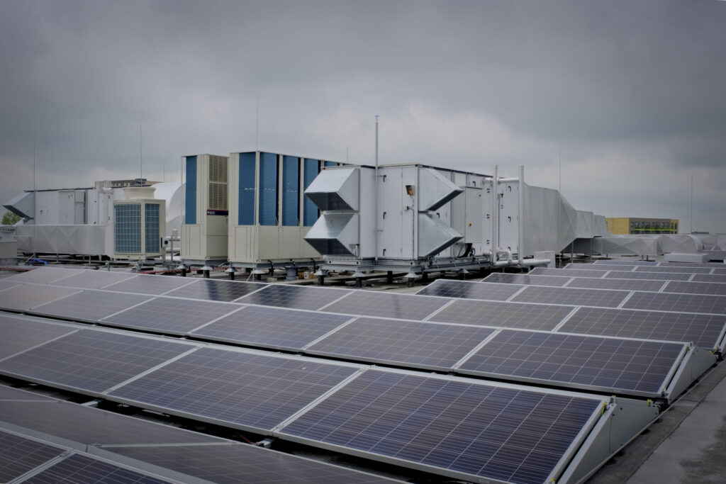 bedrijfspand dak met zonnepanelen en ventilatie