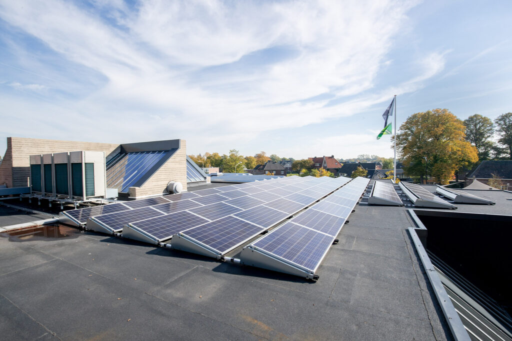 de steck dak met zonnepanelen