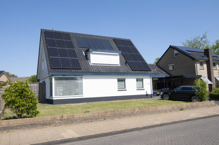 woning verduurzaamd door pola zonnepanelen op dak en laadpaal