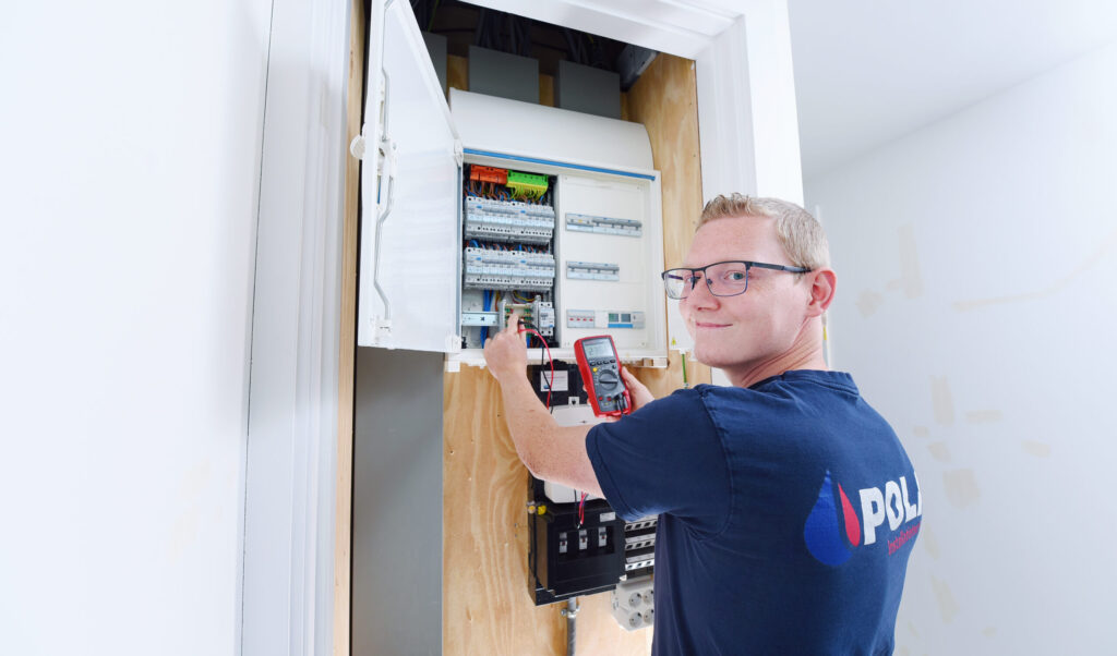 elektra werkzaamheden monteur in meterkast woning