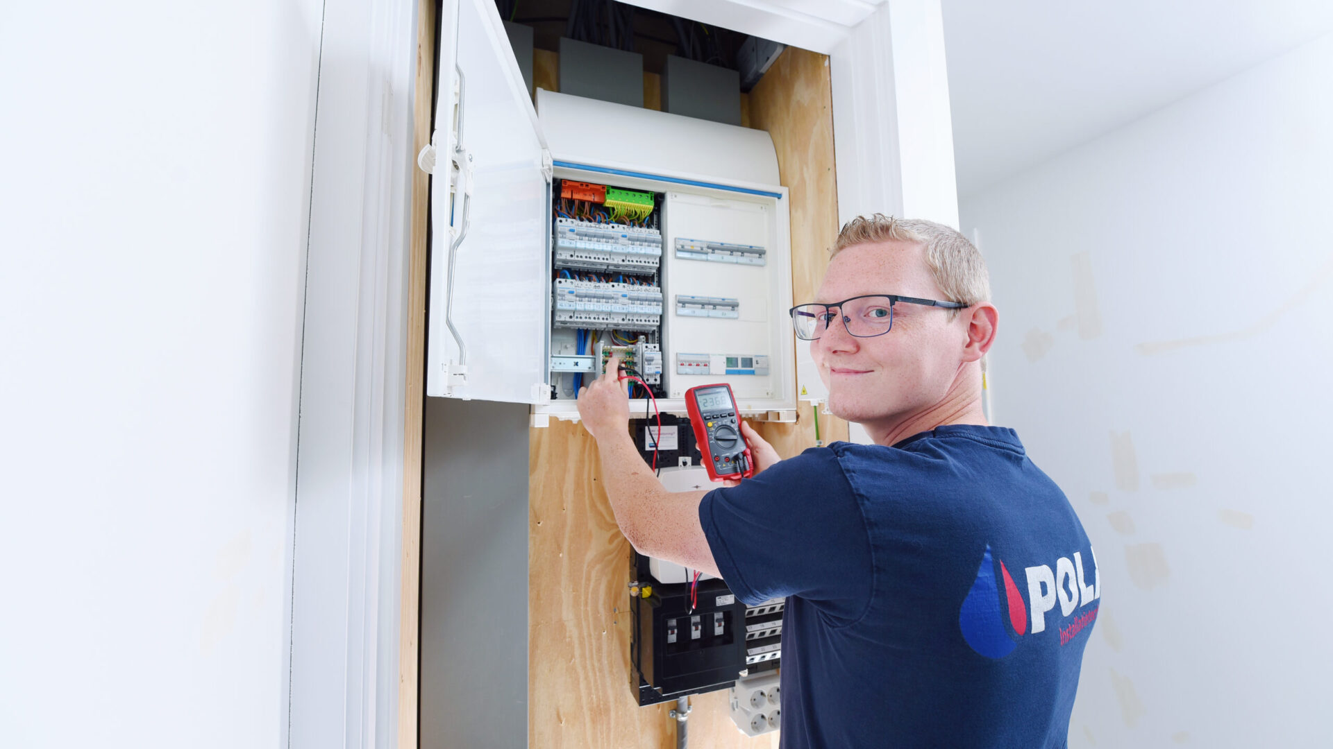 elektra werkzaamheden monteur in meterkast woning