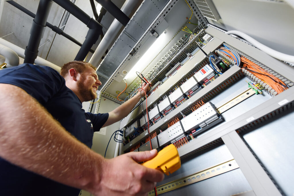 elektrawerk monteur bij meterkast erkend specialist