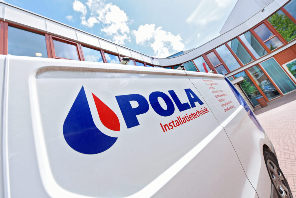 pola installatietechniek bus met logo en diensten