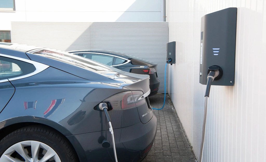Laadpaal Zakelijk Aan Wand Met 2 Tesla